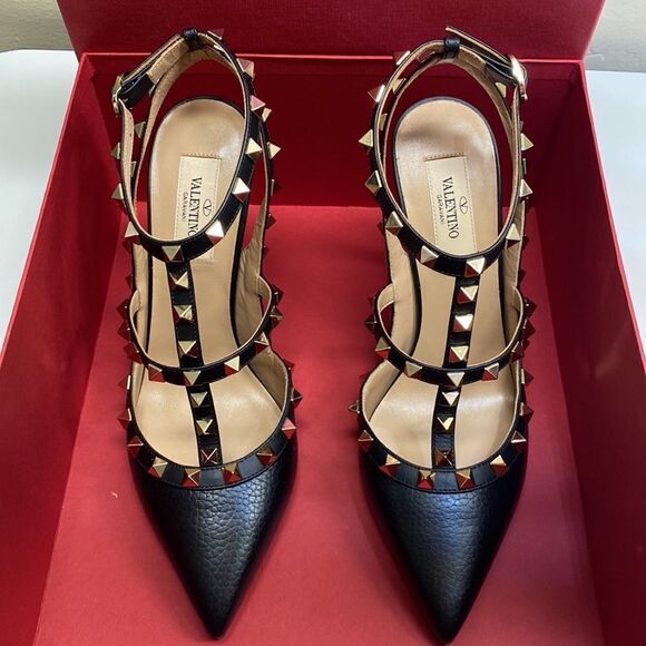 Valentino Garavani

Black and Gold Rockstud Ankle Strap Pump - Picture 14 of 17